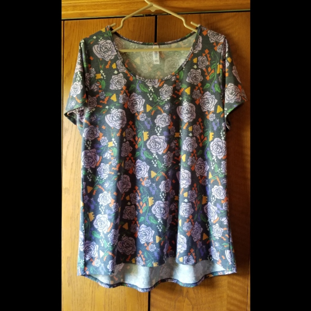LuLaRoe Classic Tee L